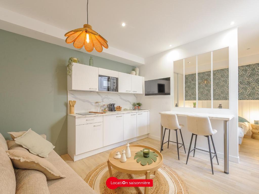 une cuisine et un salon avec un canapé et une table dans l'établissement Studio rénové et stylé, Centre La Rochelle, pour 2 avec Wifi - FR-1-535-66, à La Rochelle