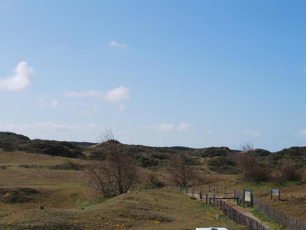 une route au milieu d'un champ dans l'établissement Appartement Coquet au Centre de Fort-Mahon-Plage, 10 min de la Plage - FR-1-482-69, à Fort-Mahon-Plage