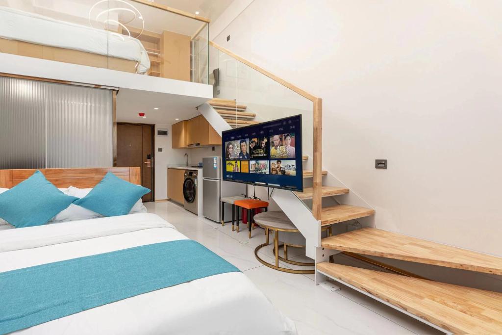 una camera con letto e una piccola cucina di 深圳华尔曼欢朋酒店公寓 罗湖水贝珠 宝城店 a Shenzhen