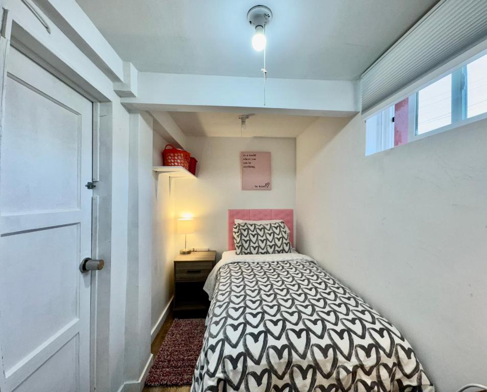 Postel nebo postele na pokoji v ubytování Tiny Private Room on the 1st Floor with Shared Bathroom near SeaTac Airport and Downtown Seattle