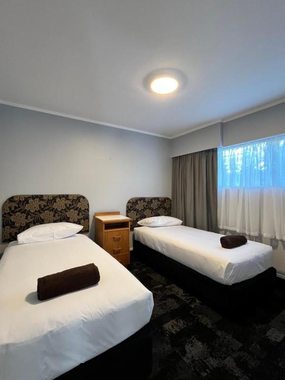 Postel nebo postele na pokoji v ubytování Beetham Park Motel