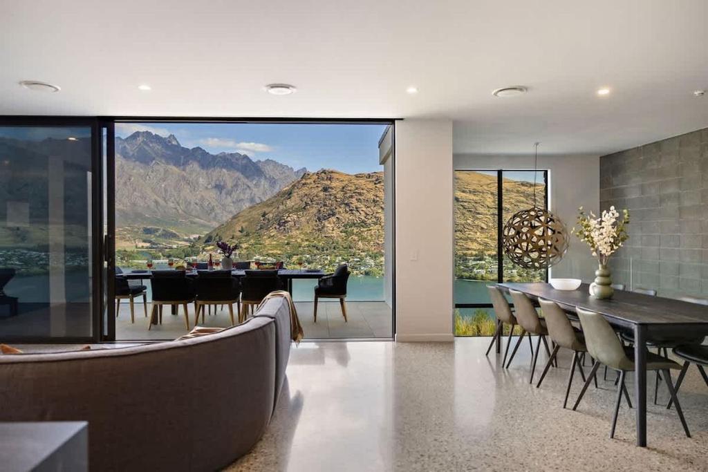 comedor con vistas a la montaña en Elevated Elegance, en Queenstown