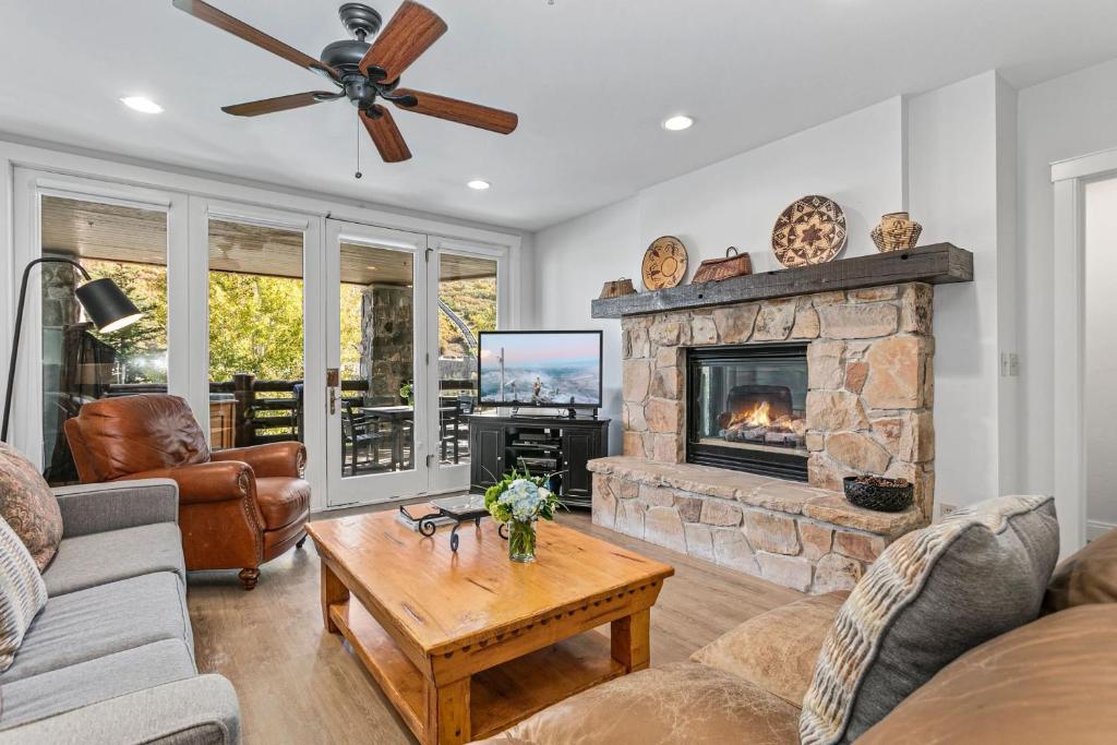 TV a/nebo společenská místnost v ubytování Trail's End Lodge At Deer Valley Resort - Two Bedroom Residence With Den And Spa #103