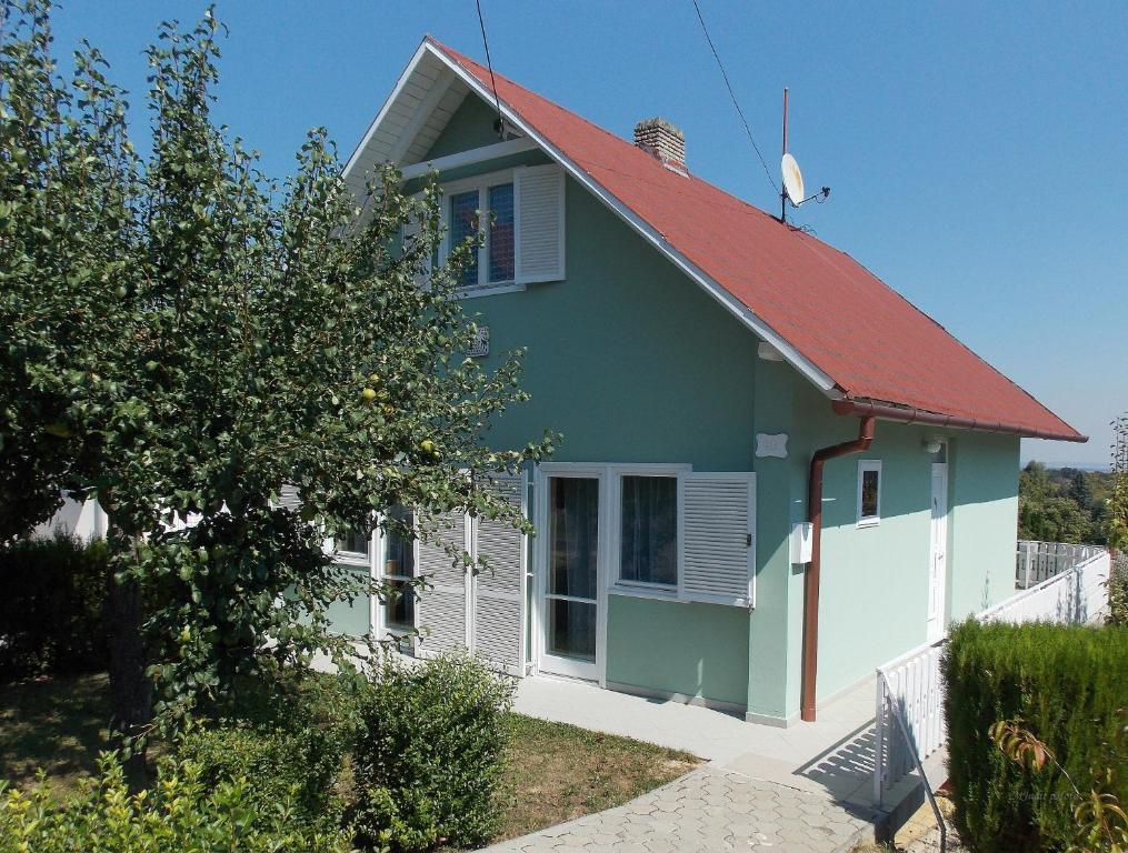 ザラカロシュにあるBencze Vendégház Zalakarosの赤屋根の緑白家