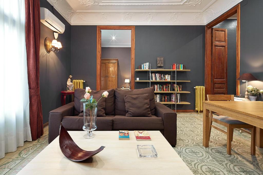 uma sala de estar com um sofá e uma mesa em Fewdays Barcelona Apartments em Barcelona