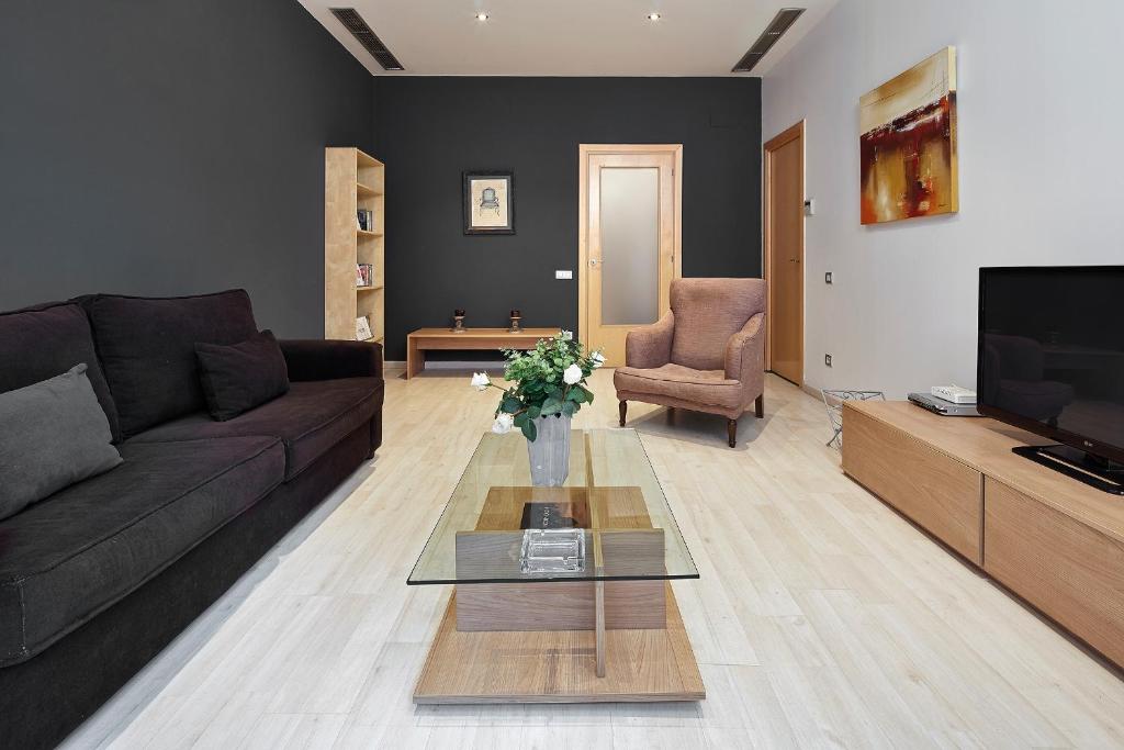 TV a/nebo společenská místnost v ubytování Fewdays Barcelona Apartments