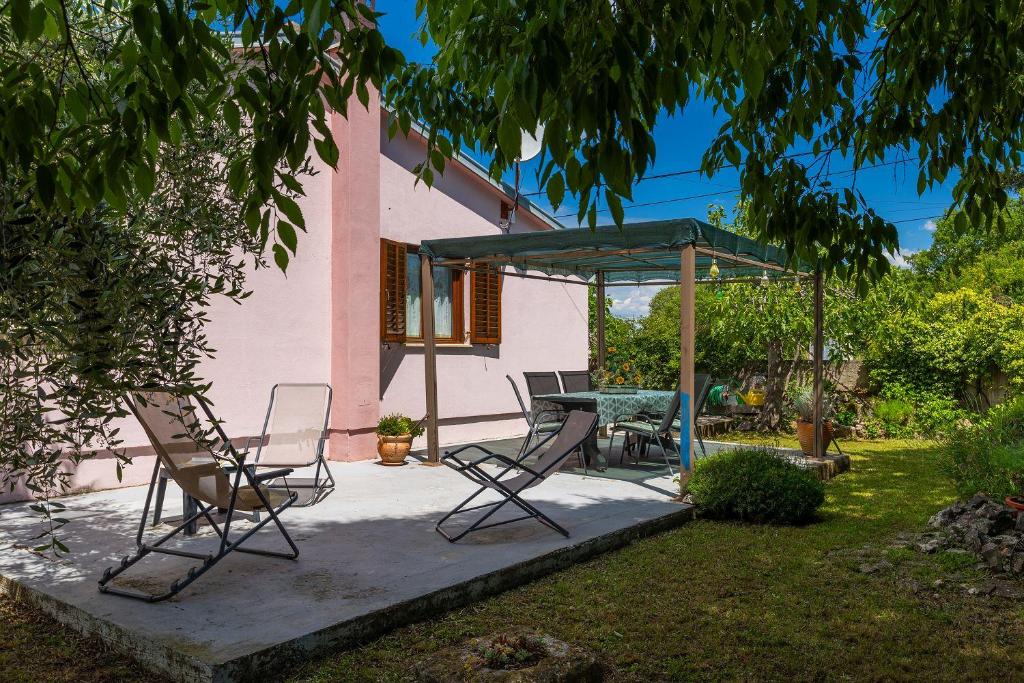 Ogród w obiekcie Komplett umzäuntes Ferienhaus mit Klima, WLAN