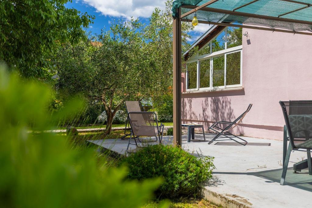 Ogród w obiekcie Komplett umzäuntes Ferienhaus mit Klima, WLAN