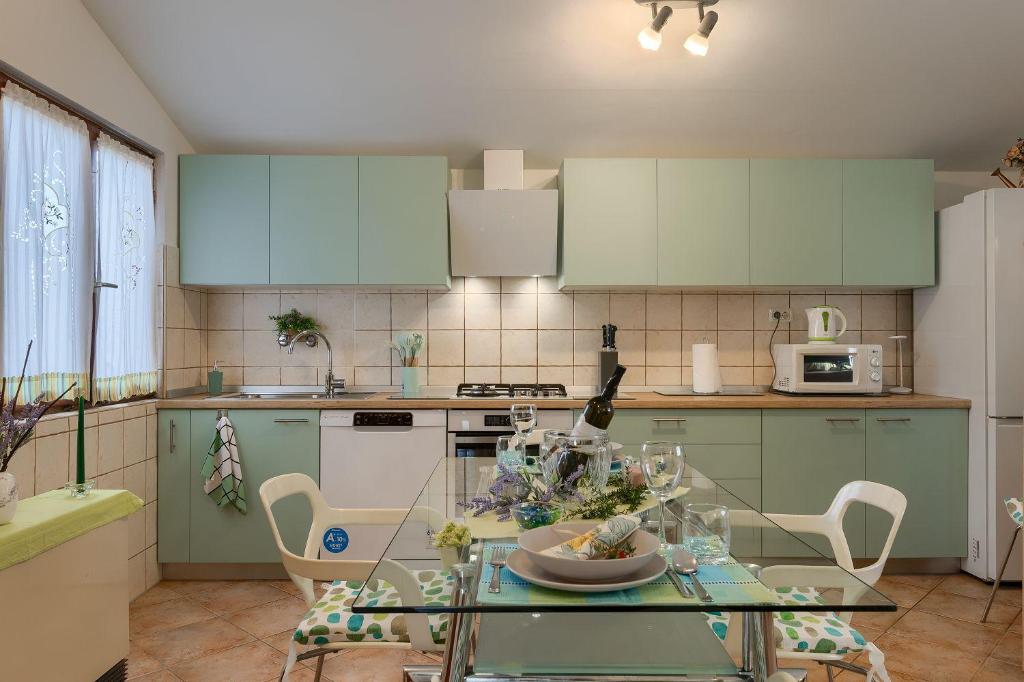 Kuchnia lub aneks kuchenny w obiekcie Komplett umzäuntes Ferienhaus mit Klima, WLAN