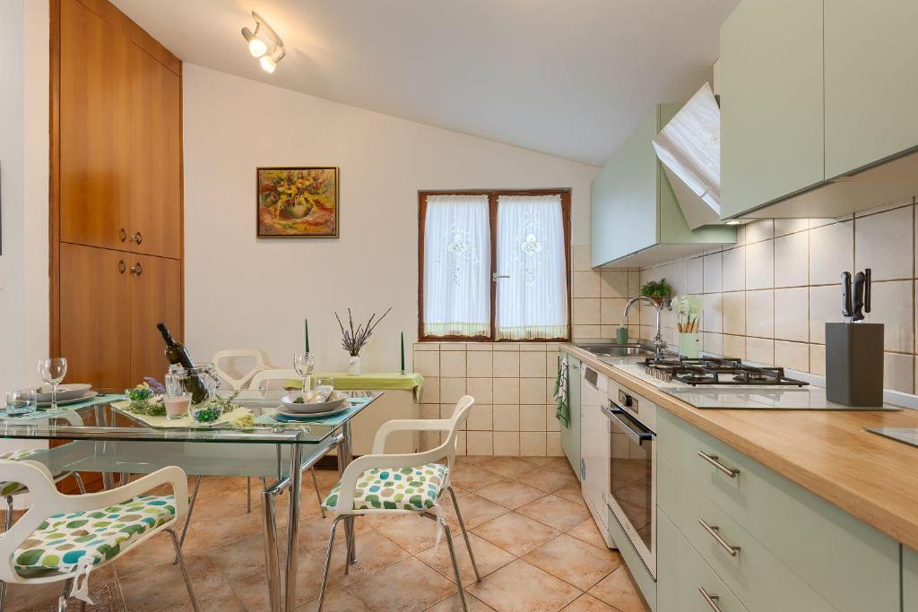 Kuchnia lub aneks kuchenny w obiekcie Komplett umzäuntes Ferienhaus mit Klima, WLAN