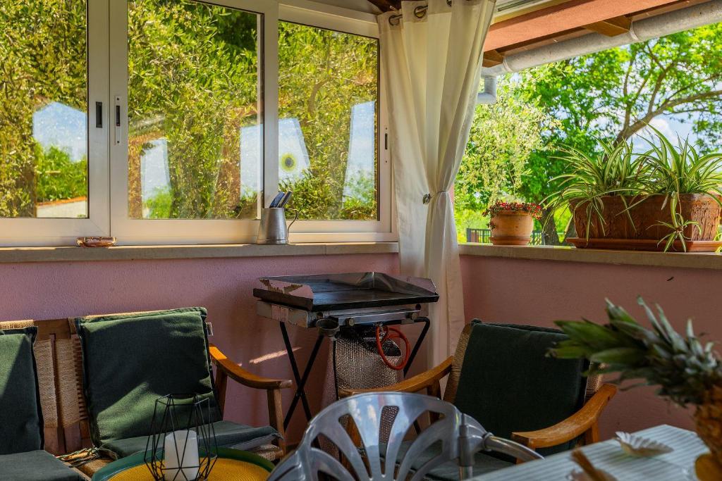 Ogród w obiekcie Komplett umzäuntes Ferienhaus mit Klima, WLAN