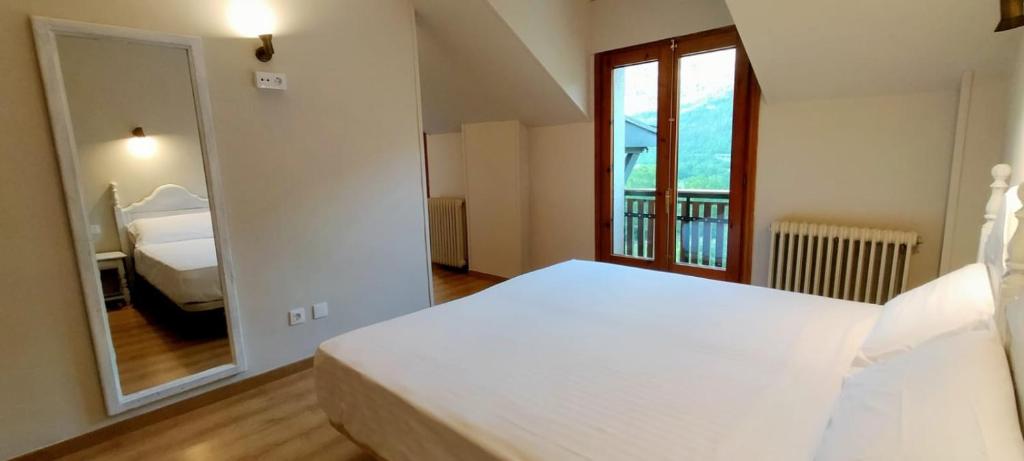 Postel nebo postele na pokoji v ubytování Edelweiss Hotel
