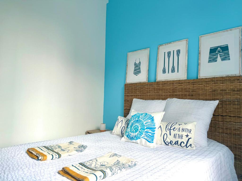 une chambre avec un lit avec des oreillers dessus dans l'établissement La Baieta - Typical Nice Apartment, à Nice