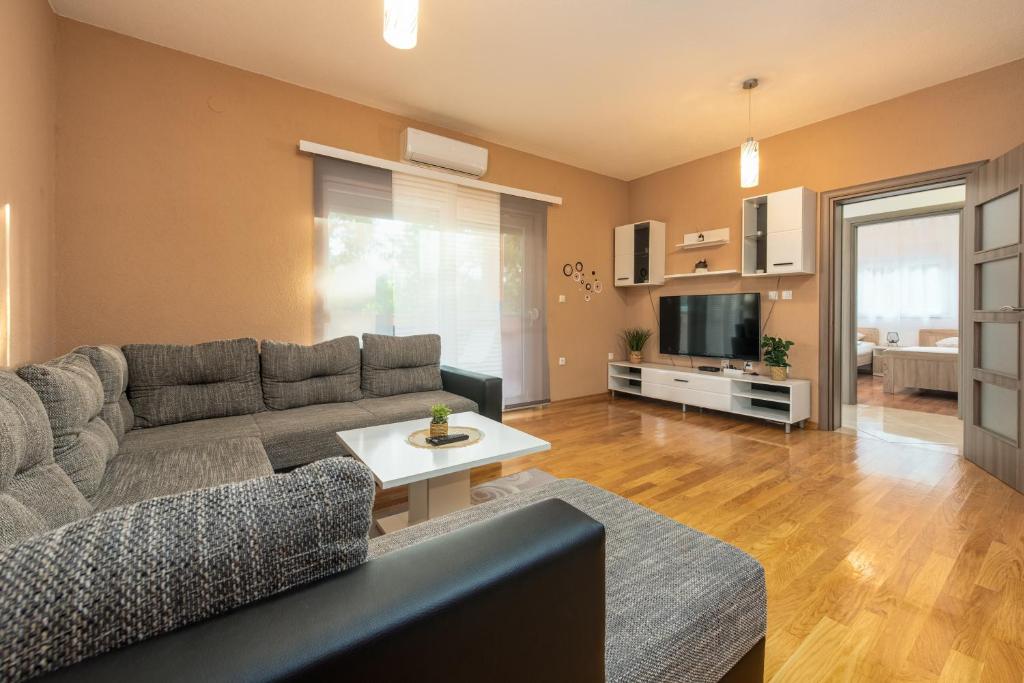 Televízia a/alebo spoločenská miestnosť v ubytovaní Apartman Dora Sukošan