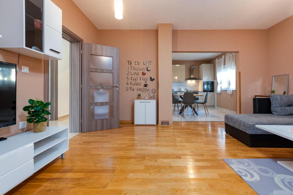 Kuchyňa alebo kuchynka v ubytovaní Apartman Dora Sukošan