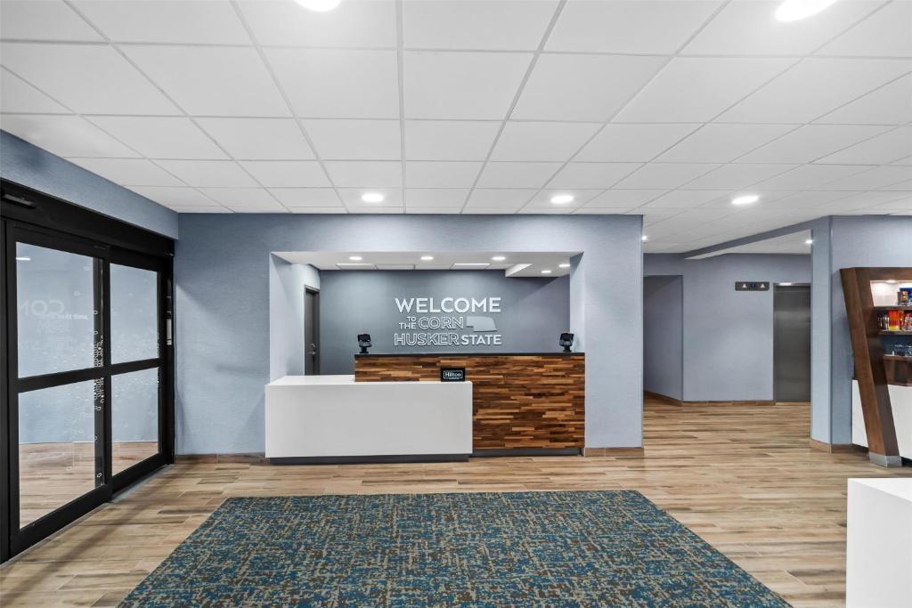 北普拉特Hampton by Hilton - North Platte的大堂墙上挂着欢迎标语