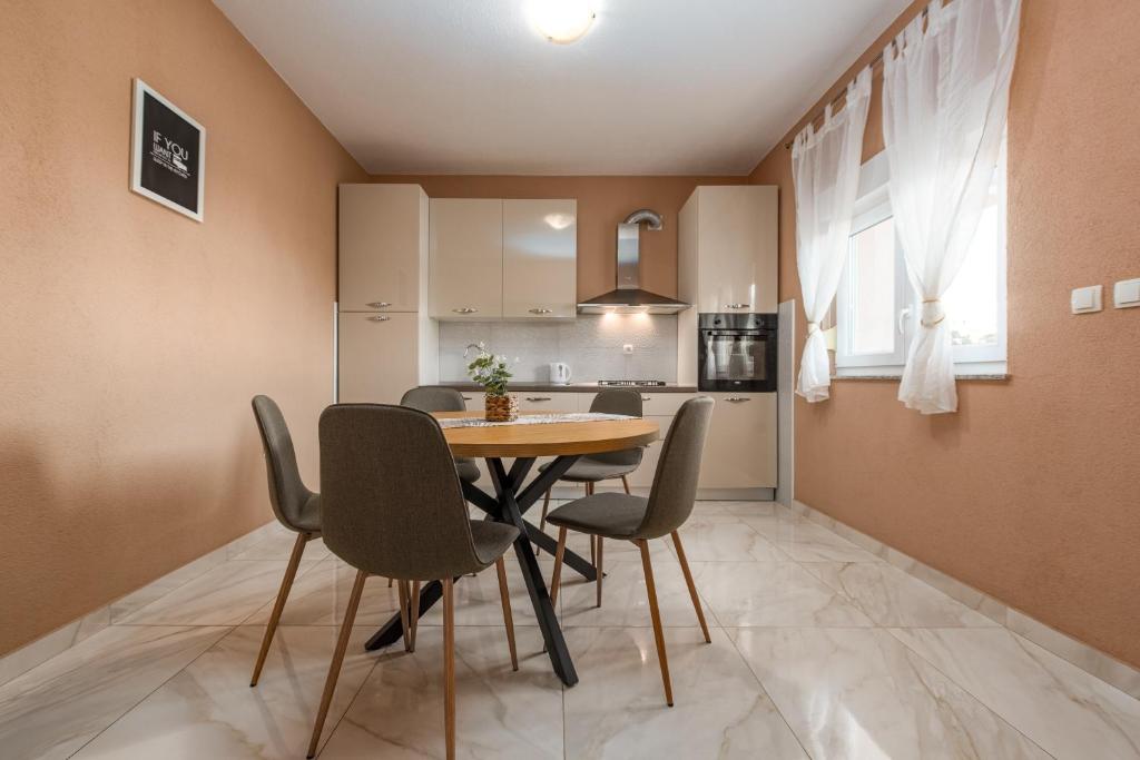 Kuchyňa alebo kuchynka v ubytovaní Apartman Dora Sukošan