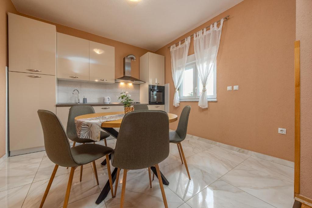 Kuchyňa alebo kuchynka v ubytovaní Apartman Dora Sukošan