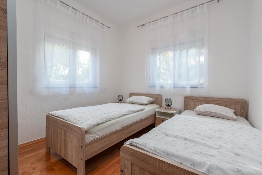 Posteľ alebo postele v izbe v ubytovaní Apartman Dora Sukošan
