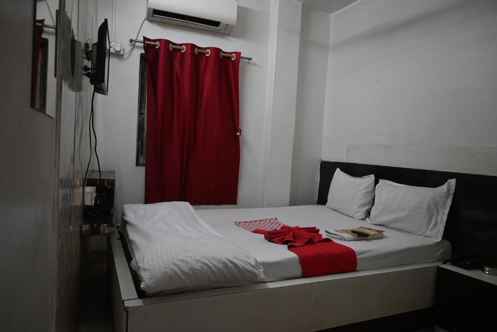 Postel nebo postele na pokoji v ubytování Om Shanti Guest House-Near Ruby General Hospital & Science City