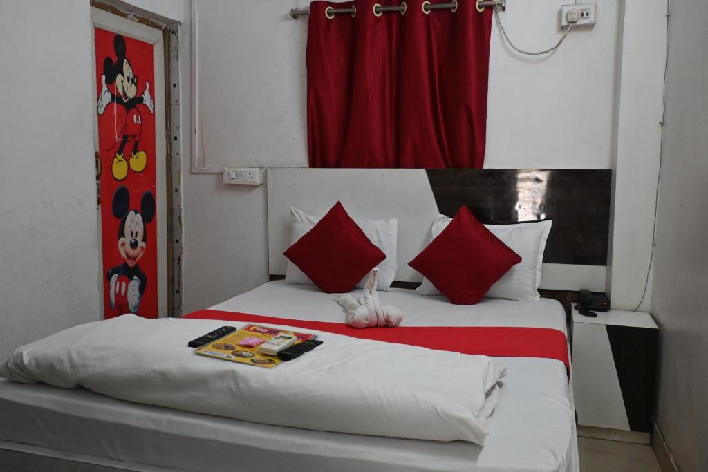Postel nebo postele na pokoji v ubytování Om Shanti Guest House-Near Ruby General Hospital & Science City