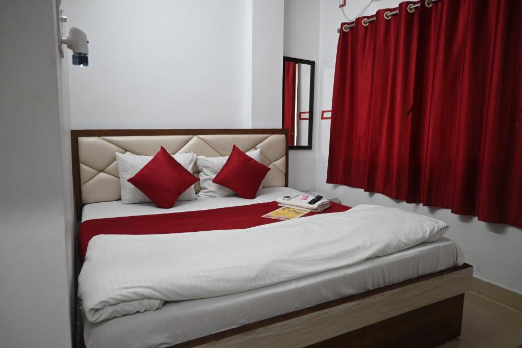 Postel nebo postele na pokoji v ubytování Om Shanti Guest House-Near Ruby General Hospital & Science City