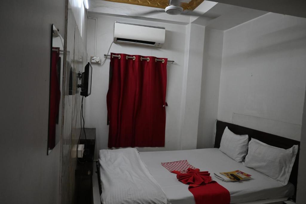 Postel nebo postele na pokoji v ubytování Om Shanti Guest House-Near Ruby General Hospital & Science City