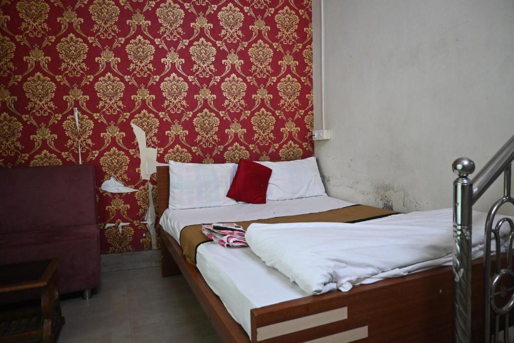 Postel nebo postele na pokoji v ubytování Om Shanti Guest House-Near Ruby General Hospital & Science City