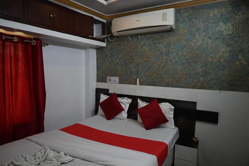 Postel nebo postele na pokoji v ubytování Om Shanti Guest House-Near Ruby General Hospital & Science City