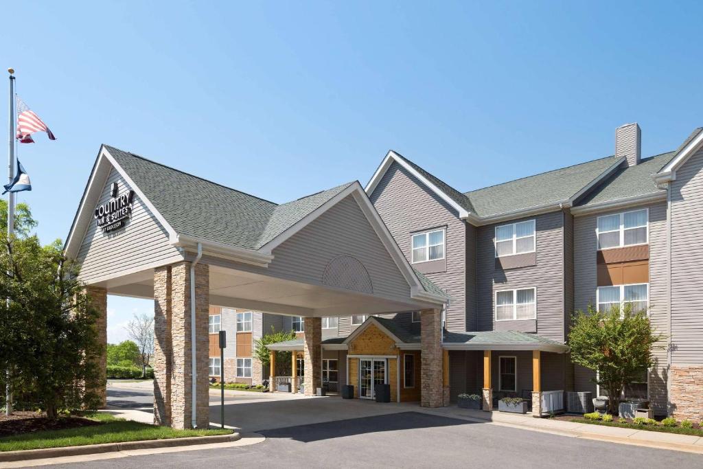 un gran edificio con un toldo delante de él en Country Inn &amp; Suites by Radisson, Washington Dulles International Airport, VA, en Sterling