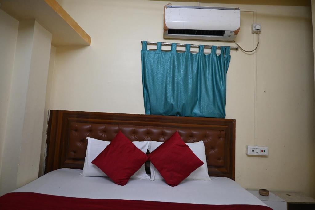 Postel nebo postele na pokoji v ubytování Om Shanti Guest House-Near Ruby General Hospital & Science City
