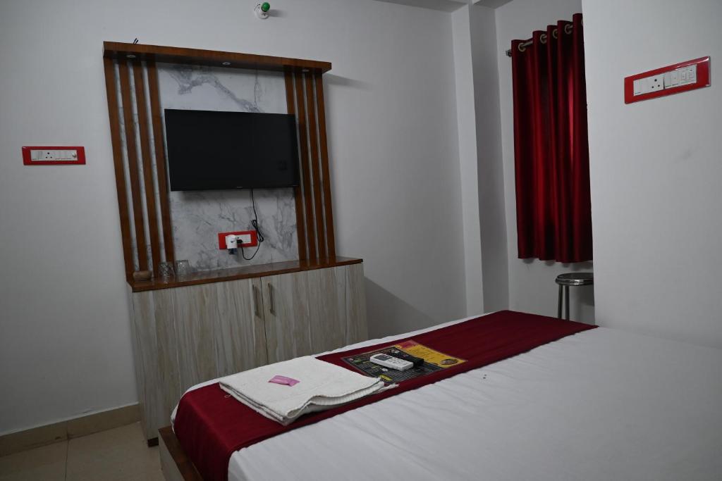 Postel nebo postele na pokoji v ubytování Om Shanti Guest House-Near Ruby General Hospital & Science City