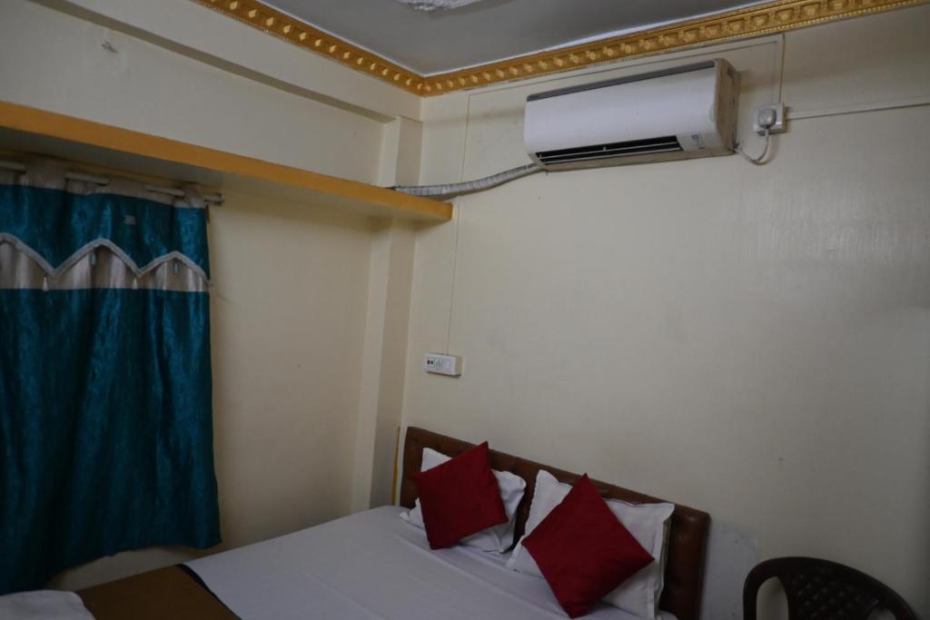 Postel nebo postele na pokoji v ubytování Om Shanti Guest House-Near Ruby General Hospital & Science City