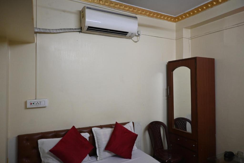 Postel nebo postele na pokoji v ubytování Om Shanti Guest House-Near Ruby General Hospital & Science City