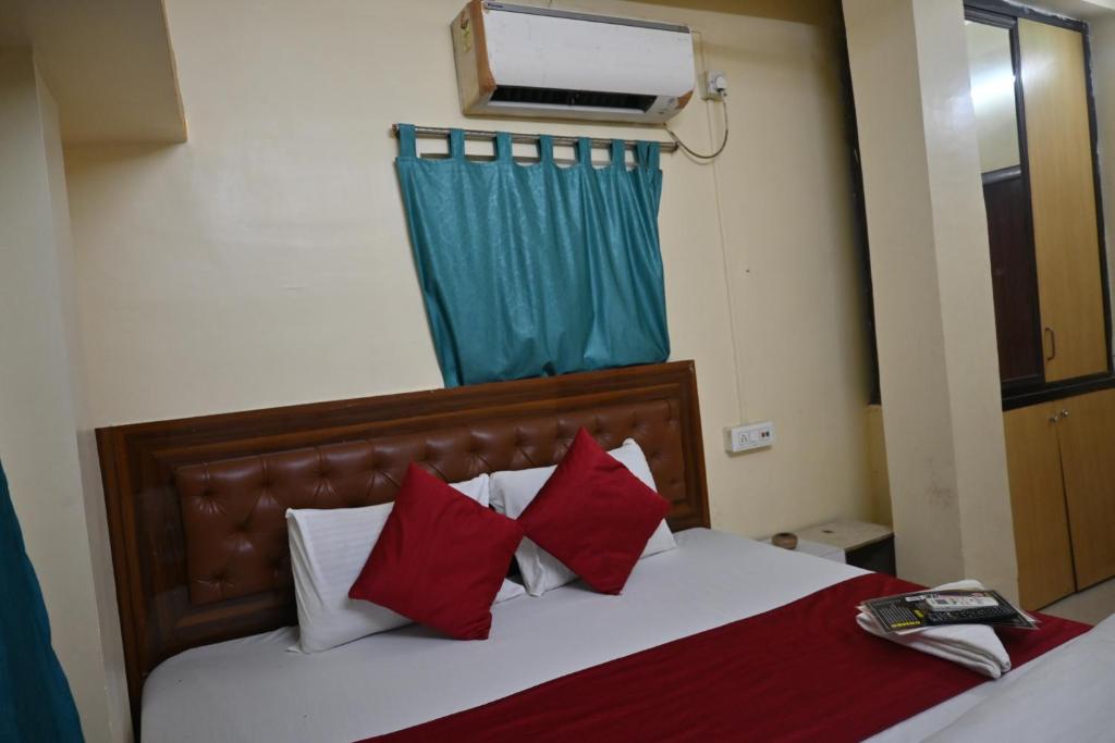 Postel nebo postele na pokoji v ubytování Om Shanti Guest House-Near Ruby General Hospital & Science City