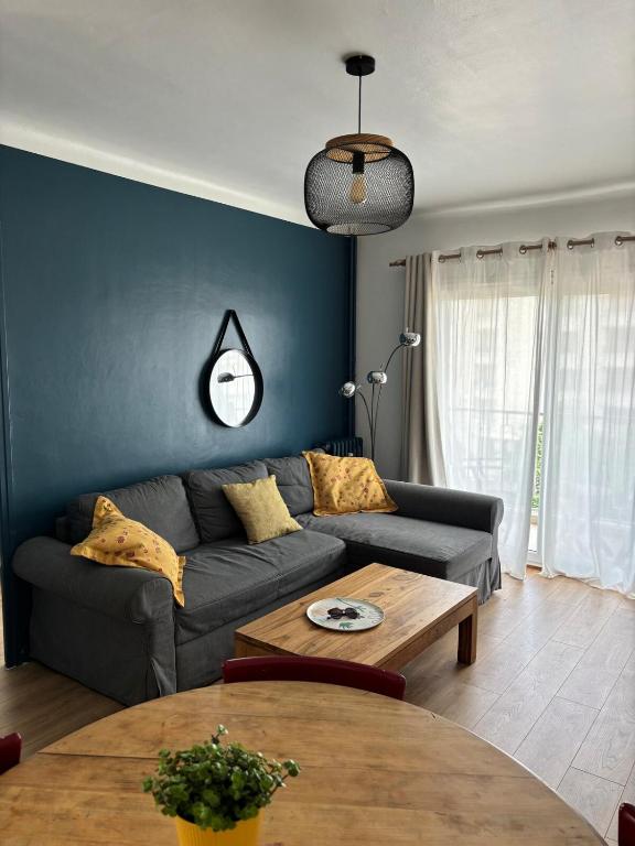 un salon avec un canapé et une table dans l'établissement Boudoir Antibes walking distance beach & antibes, à Antibes