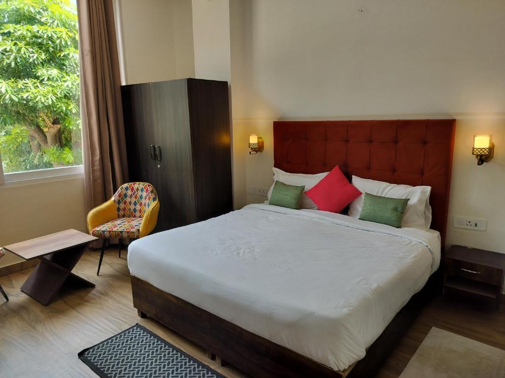 Postel nebo postele na pokoji v ubytování Saffron Inn - Expo India Mart