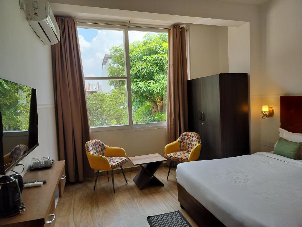 Postel nebo postele na pokoji v ubytování Saffron Inn - Expo India Mart