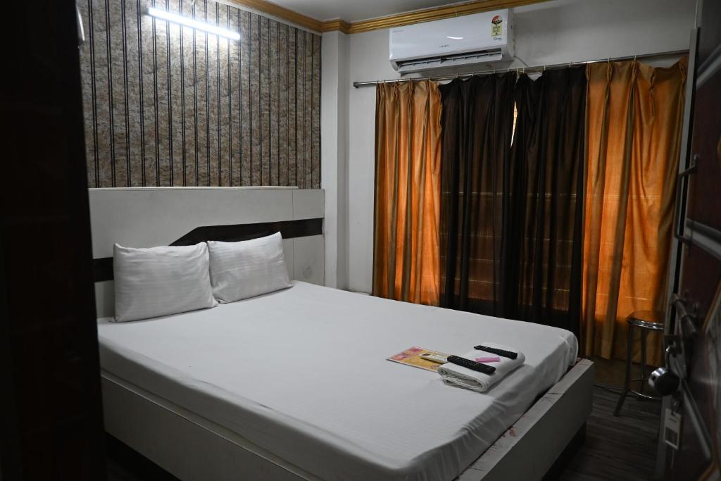 Postel nebo postele na pokoji v ubytování Om Shanti Guest House-Near Ruby General Hospital & Science City