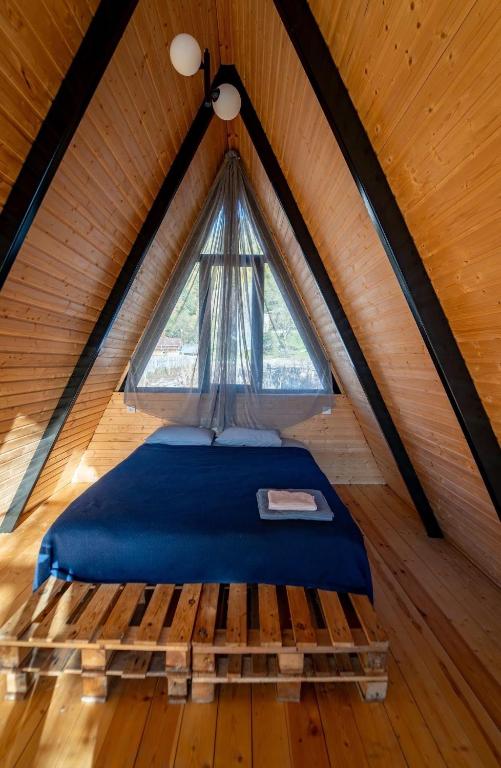 Postel nebo postele na pokoji v ubytování Gomarduli Cabins