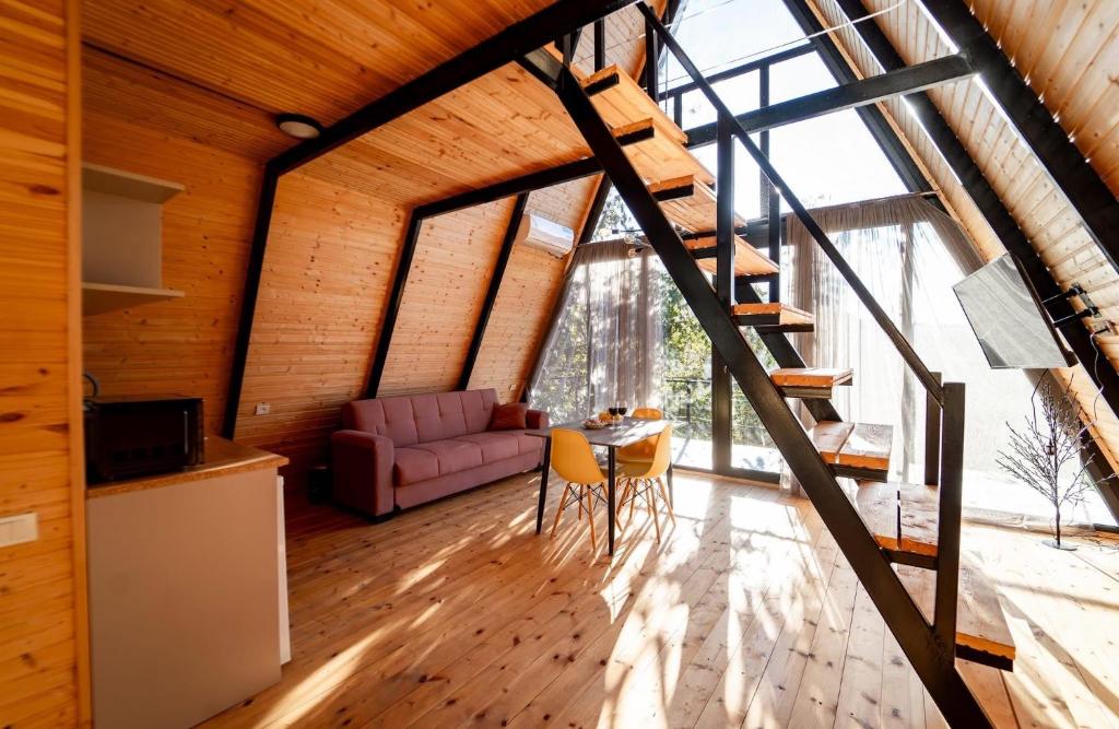 Posezení v ubytování Gomarduli Cabins