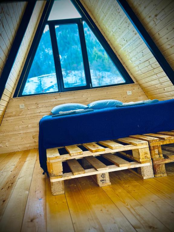 Postel nebo postele na pokoji v ubytování Gomarduli Cabins