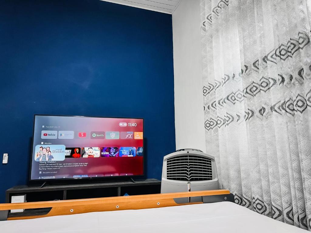 TV a/nebo společenská místnost v ubytování Azure Stay