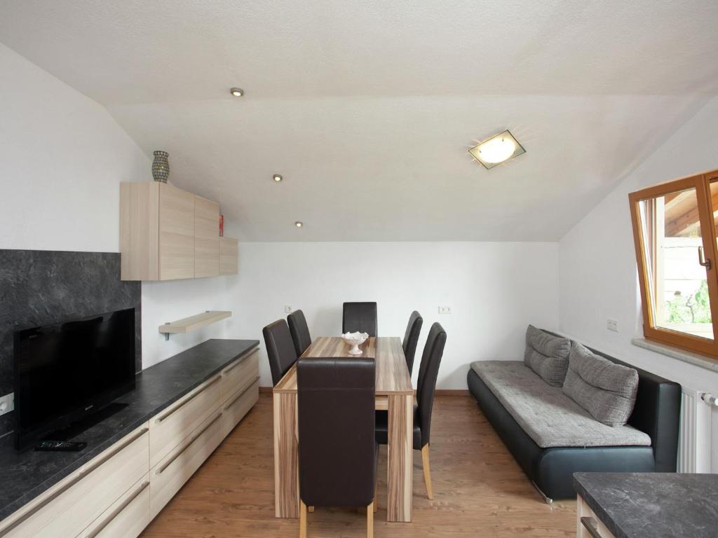 Posezení v ubytování Sunlit Apartment near Ski Area in Hollersbach im Pinzgau