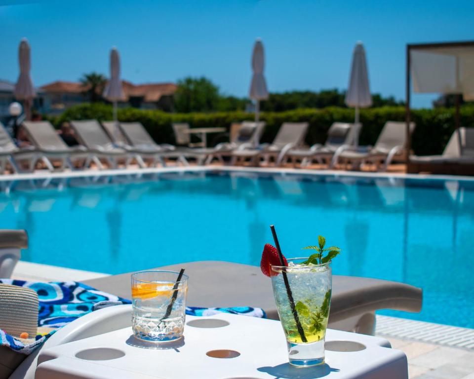 Bazén v ubytování Dennys Inn Hotel nebo v jeho okolí