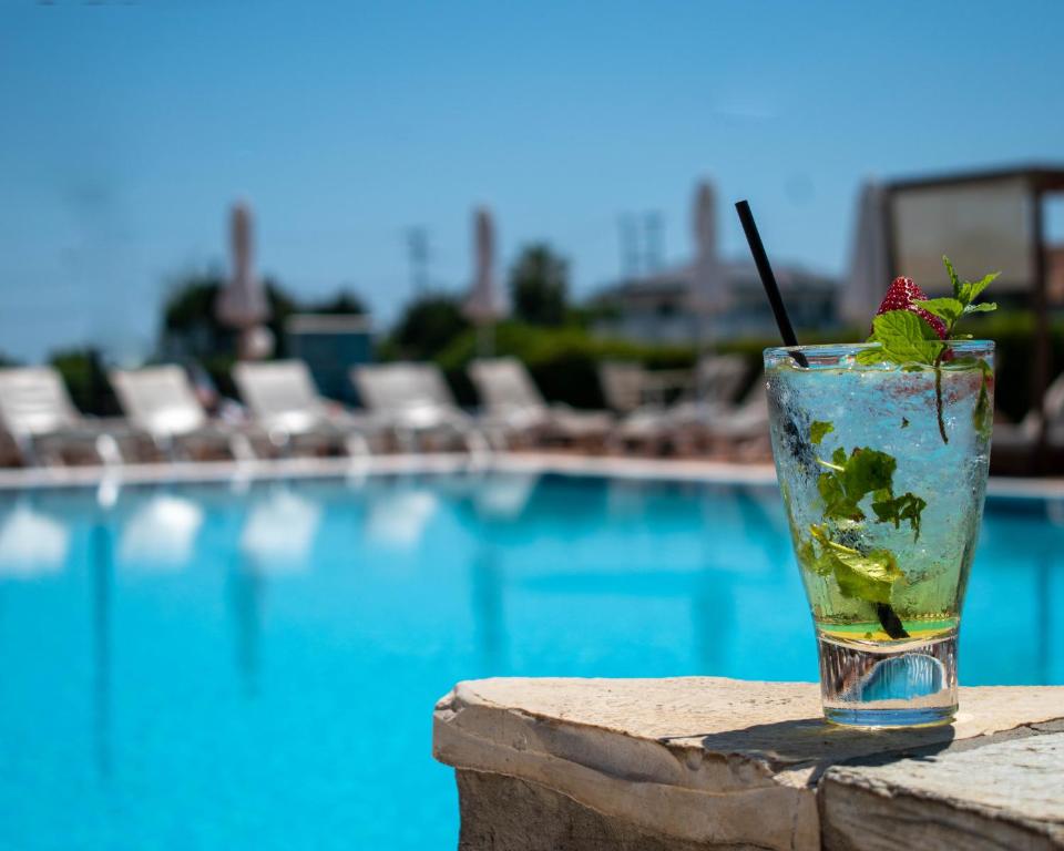 Bazén v ubytování Dennys Inn Hotel nebo v jeho okolí