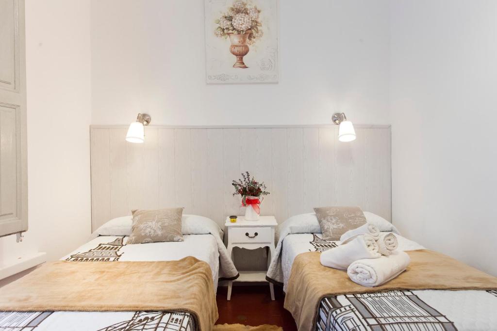 Posteľ alebo postele v izbe v ubytovaní Hostal Dragonflybcn