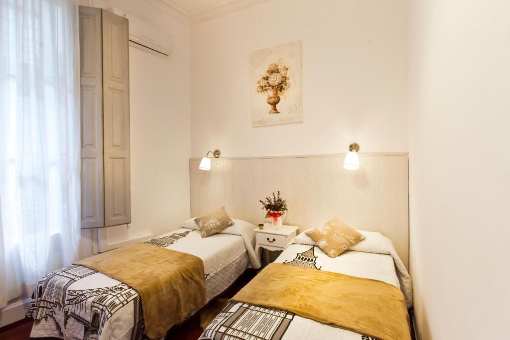 Posteľ alebo postele v izbe v ubytovaní Hostal Dragonflybcn