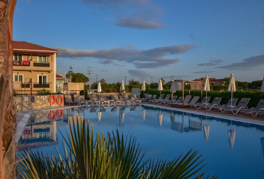 Bazén v ubytování Dennys Inn Hotel nebo v jeho okolí