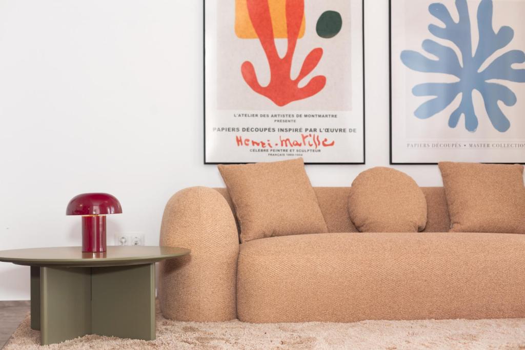 Boutique apartament في ثيوداديلا: غرفة معيشة بها أريكة وطاولة